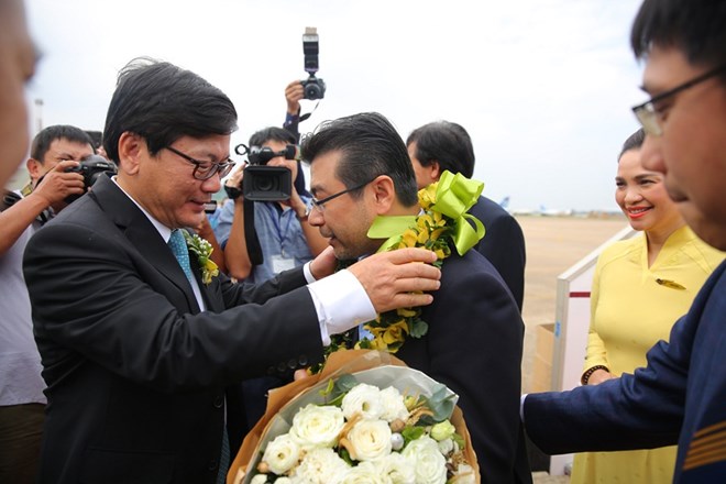 Chủ tịch Hội đồng quản trị Phạm Ngọc Minh chào đón hành khách thứ 200 triệu của Vietnam Airlines. (Ảnh: Vietnam Airlines cung cấp)