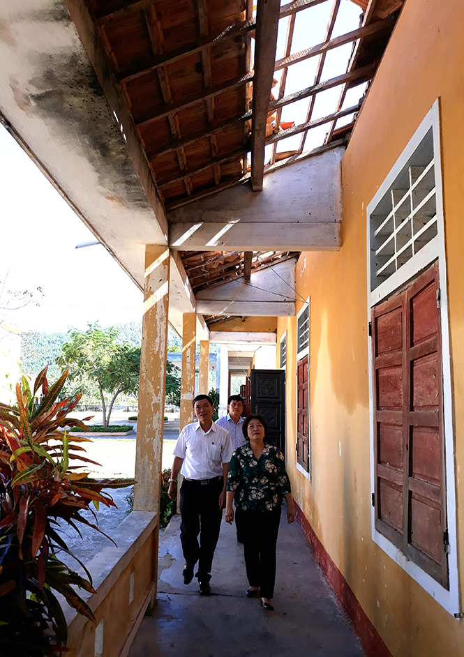 Đồng chí Phó Chủ tịch Thường trực HĐND tỉnh Nguyễn Thị Thanh Hương kiểm tra công tác khắc phục hậu quả bão số 10 tại huyện Bố Trạch.