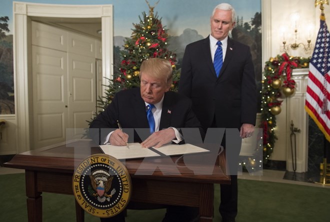 Tổng thống Mỹ Donald Trump (trái) ký tuyên bố công nhận Jerusalem là thủ đô của Israel tại Washington DC., ngày 6-12. (Nguồn: AFP/TTXVN)