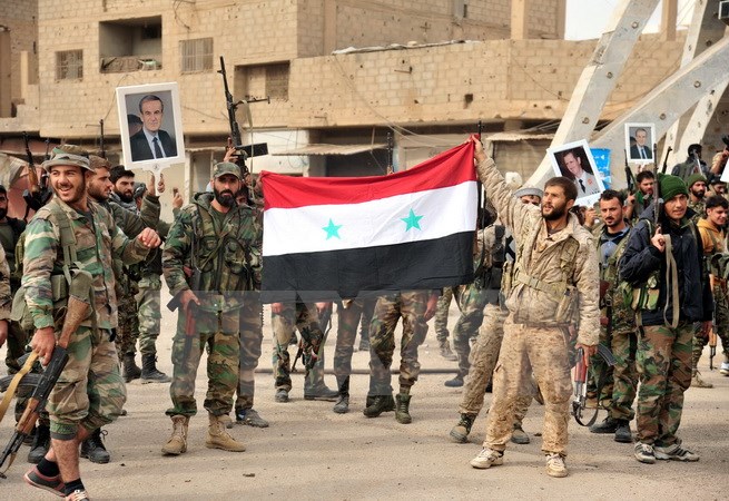 Binh sỹ quân đội Chính phủ Syria sau khi giành quyền kiểm soát thành phố al-Bukamal từ tay IS ngày 20-11. (Nguồn: THX/TTXVN)
