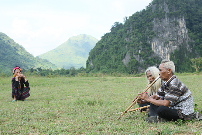 Những người già Bru-Vân Kiều đang miệt mài gìn giữ văn hóa truyền thống của dân tộc mình.