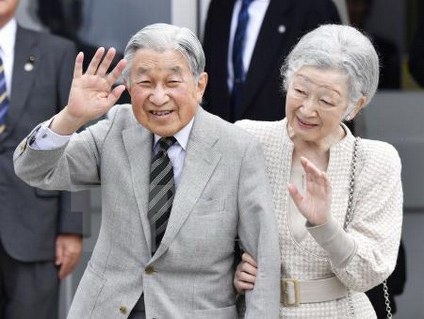 Nhật hoàng Akihito (trái) và Hoàng hậu Michiko tại đảo Yoron, tây nam Nhật Bản ngày 17-11. (Nguồn: Kyodo/TTXVN)