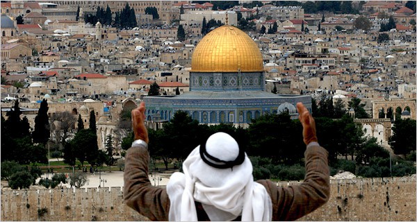 Người Palestine cầu nguyện trước Núi Đền - đền thờ thiêng liêng thứ ba của người Hồi giáo tại Jerusalem - Ảnh: REUTERS