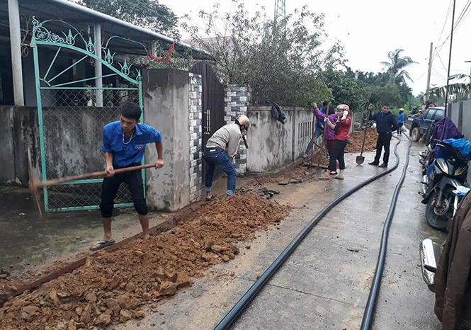 Đoàn viên thanh niên công ty Cổ phần cấp thoát nước Quảng Bình lắp đặt ống nước và đưa nước sạch về cho người dân.