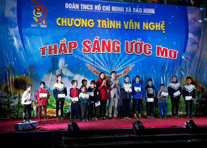 Ban tổ chức trao quà cho các em học sinh có hoàn cảnh khó khăn xã Bảo Ninh (TP. Đồng Hới).  