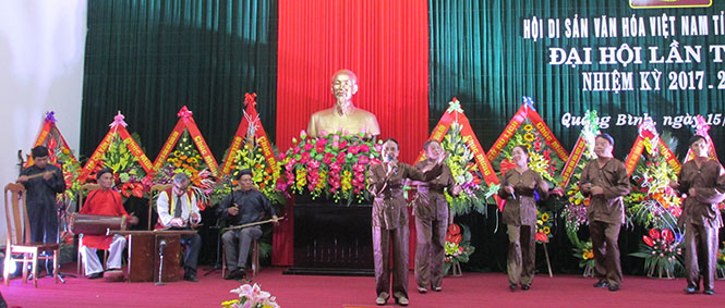  Nghệ nhân dân gian Đinh Thị Phương Đống (giữa) trong một tiết mục biểu diễn văn nghệ dân gian.