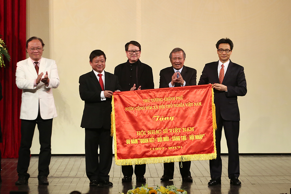 Phó Thủ tướng trao tặng bức trướng cho Hội Nhạc sĩ Việt Nam. Ảnh: VGP/Đình Nam