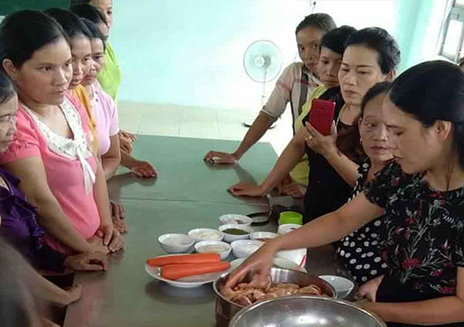 Các học viên học nghề nấu ăn tại Trung tâm Giáo dục-Dạy nghề huyện Minh Hóa.
