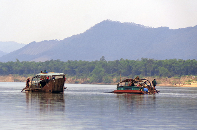 Các thuyền đang hút cát tại địa bàn xã Mai Hóa, huyện Tuyên Hóa.