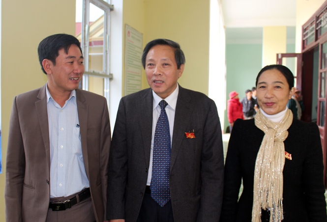 Đồng chí Hoàng Đăng Quang, Ủy viên Trung ương Đảng, Bí thư Tỉnh ủy, Chủ tịch HĐND tỉnh trò chuyện cùng cử tri huyện Bố Trạch.