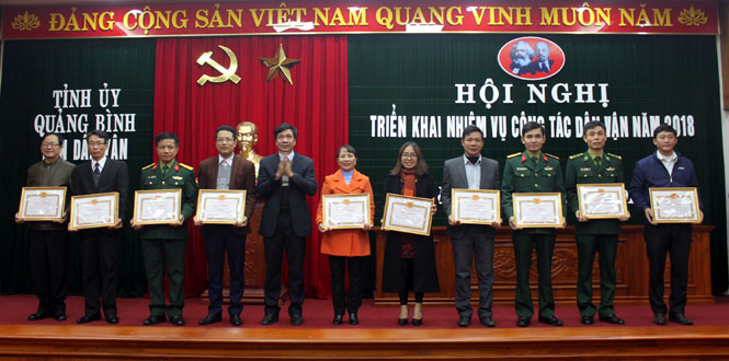 Đồng chí Nguyễn Công Huấn, Uỷ viên Thường vụ, Trưởng Ban Dân vận Tỉnh tặng giấy khen cho các tập thể, cá nhân có thành tích xuất sắc trong công tác dân vận năm 2017