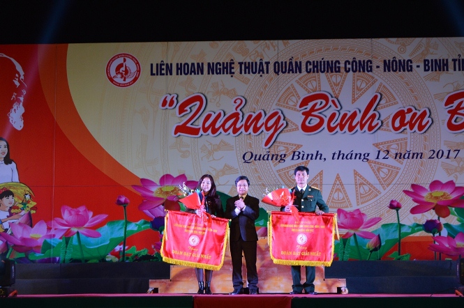 Đồng chí Cao Văn Định, Ủy viên Ban Thường vụ, Trưởng ban Tuyên giáo Tỉnh ủy trao giải Nhất cho 2 đoàn nghệ thuận quần chúng thành phố Đồng Hới và Bộ Chỉ huy Quân sự tỉnh.