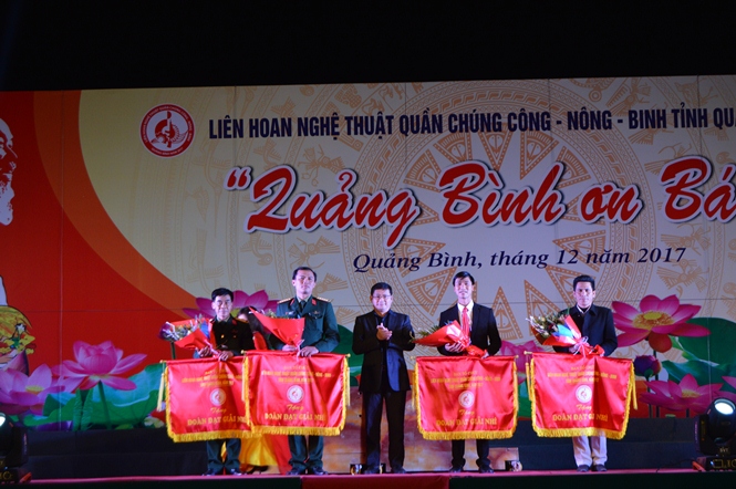 Đồng chí Trần Tiến Dũng, TUV, Phó Chủ tịch UBND tỉnh trao giải cho các đoàn đạt giải Nhì 