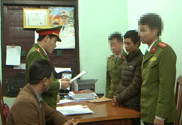Đối tượng Nguyễn Đại Việt (đứng giữa, bên phải) tại cơ quan điều tra.