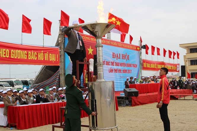 Lãnh đạo huyện Quảng Trạch thắp đuốc khai mạc Đại hội lần thứ VIII