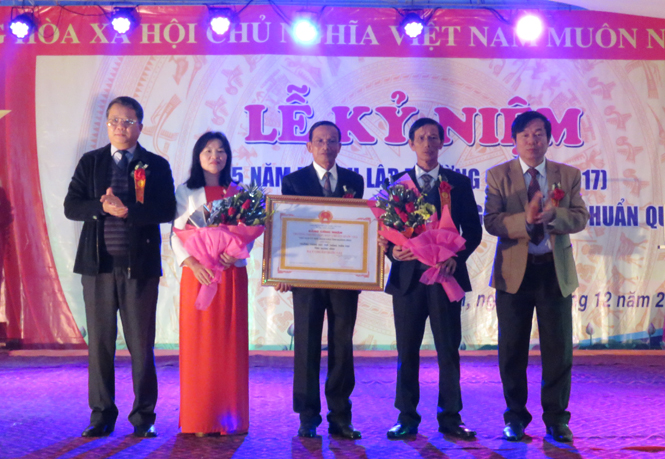 Đại diện lãnh đạo Sở Giáo dục - Đào tạo, huyện Bố Trạch trao Bằng công nhận Trường trung học đạt chuẩn Quốc gia cho Trường THPT Trần Phú. 