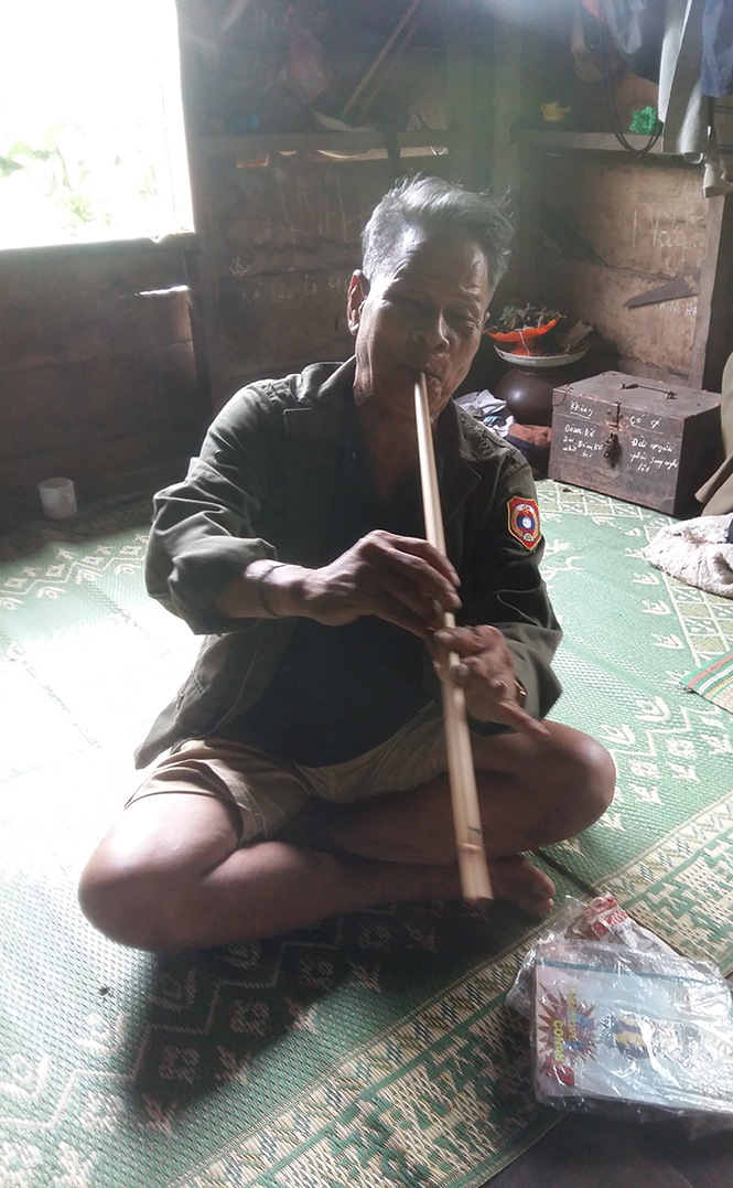 Nghệ nhân người Ma Coong (dân tộc Bru-Vân Kiều)  thổi sáo Pi trong lễ giỗ họ.