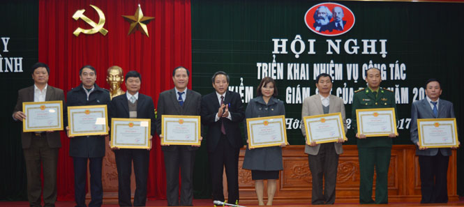  Đồng chí Hoàng Đăng Quang, Uỷ viên Trung ương Đảng, Bí thư Tỉnh ủy, Chủ tịch HĐND trao bằng khen của Ban Thường vụ Tỉnh ủy cho 8 tập thể có thành tích tiêu biểu xuất sắc.