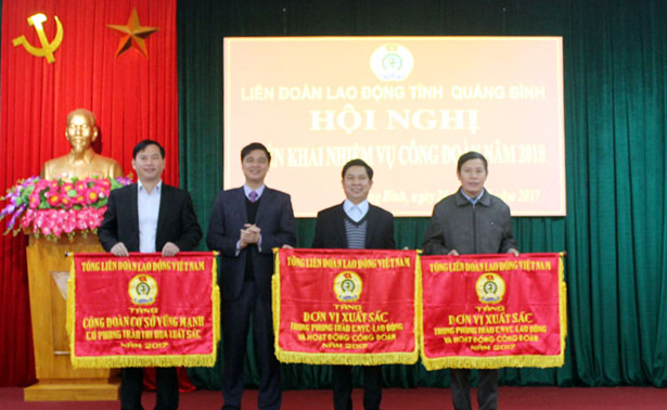 Đồng chí Ngọ Duy Hiểu, Trưởng ban Quan hệ lao động, Tổng LĐLĐ Việt Nam trao Cờ thi đua cho các tập thể có thành tích xuất sắc trong phong trào thi đua lao động giỏi và xây dựng tổ chức Công đoàn vững mạnh năm 2017.