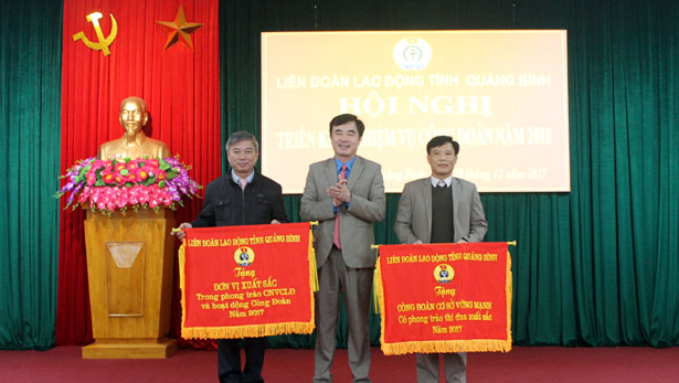Đồng chí Nguyễn Lương Bình, Chủ tịch LĐLĐ tỉnh tặng cờ thi đua cho các tập thể đã có thành tích xuất sắc trong phong trào thi đua lao động giỏi và xây dựng tổ chức công đoàn vững mạnh năm 2017