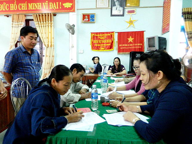 Đồng chí Chủ tịch UBND thị xã Ba Đồn Phạm Quang Long giám sát  việc chi trả tiền bồi thường sau sự cố môi trường biển ở xã Quảng Hải.