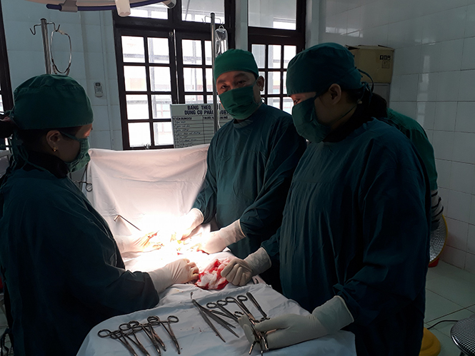 Các bác sĩ phẫu thuật lấy khối u “khủng” trong buồng trứng chị Thum