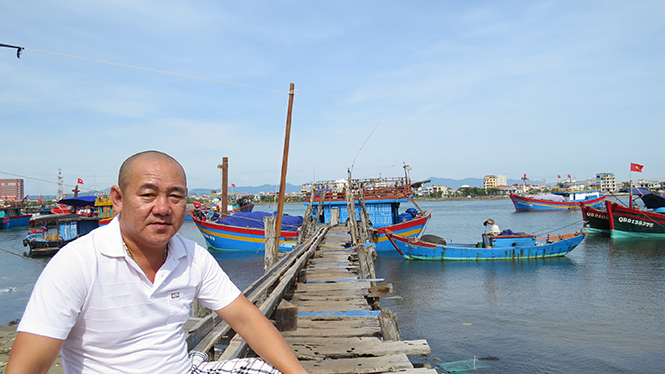 Anh Nguyễn Công Hoan bên bến tàu cá sau tuần trăng  ở cửa lạch Nhật Lệ.