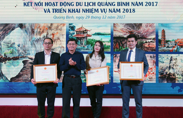 Đồng chí Trần Tiến Dũng, Phó Chủ tịch UBND tỉnh tặng bằng khen của Chủ tịch UBND tỉnh cho các tập thể, cá nhân đạt thành tích xuất sắc trong năm 2017.