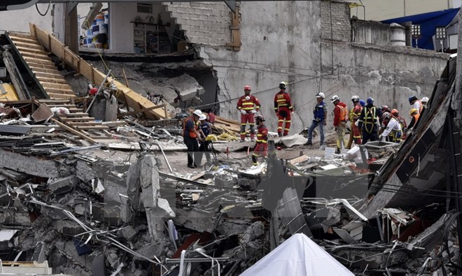 Lực lượng cứu hộ tìm kiếm người mất tích sau một trận động đất ở Mexico City, Mexico ngày 1-10 vừa qua. (Ảnh: AFP/TTXVN)