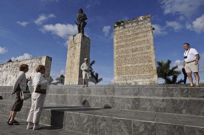 Du khách tham quan tượng đài Che Guevara tại Santa Clara, Cuba. (Ảnh: AFP/TTXVN)