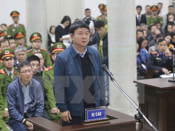 Bị cáo Đinh La Thăng, nguyên Chủ tịch Hội đồng thành viên PVN, trả lời Hội đồng xét xử tại phần kiểm tra căn cước. (Ảnh: An Đăng/TTXVN)