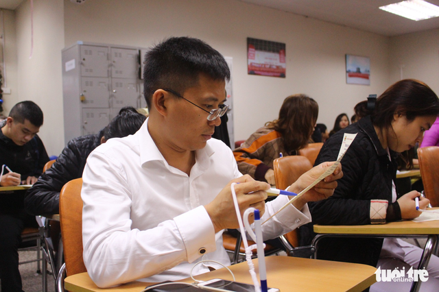 Anh là Trần Văn Mẫn đáp máy bay xuống Hà Nội là đến thẳng Viện Huyết học - Truyền máu Trung ương đăng ký hiến máu tình nguyện - ẢNH: HÀ THANH