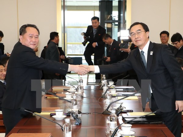 Bộ trưởng Thống nhất, Trưởng đoàn đàm phán Hàn Quốc Cho Myoung-gyon (phải) và Chủ tịch Ủy ban thống nhất Hòa bình Triều Tiên (CPRK), Trưởng đoàn đàm phán Triều Tiên, Ri Son-gwon (trái) tại cuộc đàm phán cấp cao liên Triều ở làng đình chiến Panmunjom ngày 9-1. (Nguồn: Yonhap/TTXVN)