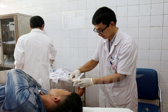 Một bác sỹ trẻ về công tác tại Bệnh viện Đa khoa huyện Bắc Hà. (Ảnh: T.G/Vietnam+)