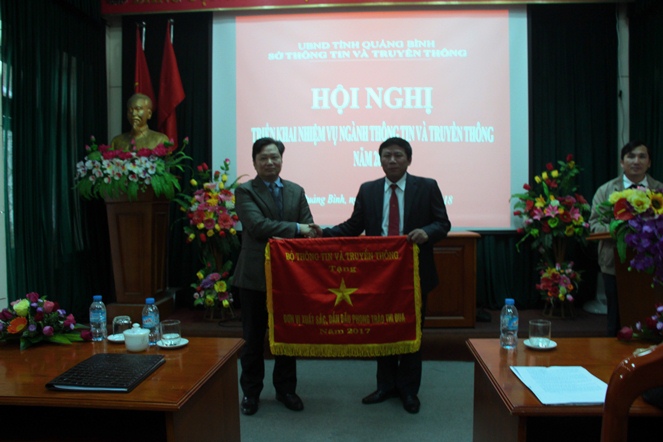 Thừa ủy của Bộ TT-TT, đồng chí Nguyễn Tiến Hoàng, Phó Chủ tịch UBND tỉnh trao cờ “đơn vị dẫn đầu phong trào thi đua” cho Sở TT-TT Quảng Bình