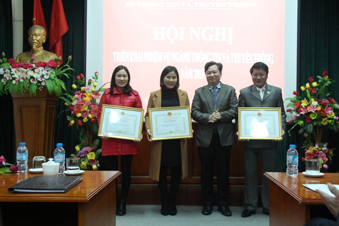 Đồng chí Nguyễn Tiến Hoàng, Phó Chủ tịch UBND tỉnh trao Bằng khen của UBND tỉnh cho các tập thể và cá nhân xuất sắc.