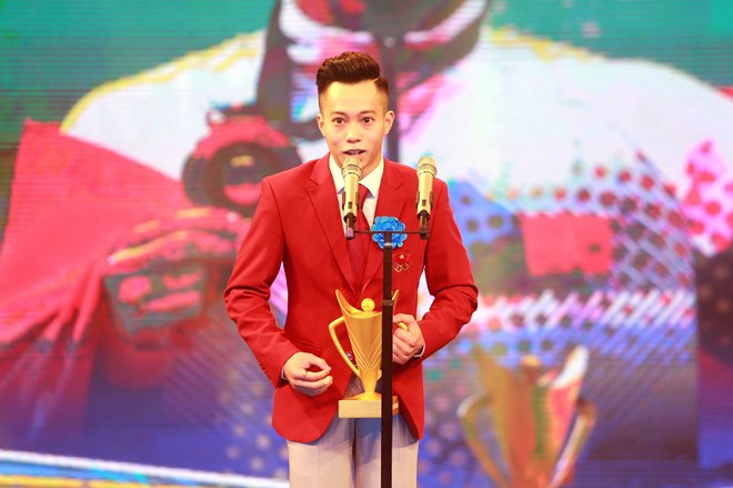  Lê Thanh Tùng nhận giải Vận động viên nam của năm. (Ảnh: Ban tổ chức cung cấp)