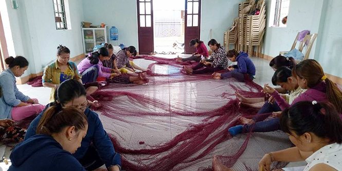 Nhiều phụ nữ xã Bảo Ninh có thu nhập từ 4-5 triệu đồng/tháng từ công việc đan vá lưới.