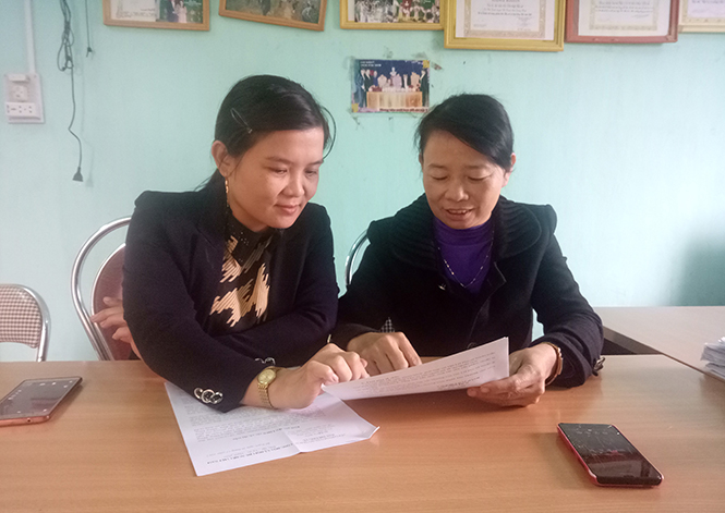  Cán bộ dân số xã Phú Định tuyên truyền, vận động cho người dân về công tác DS - KHHGĐ.