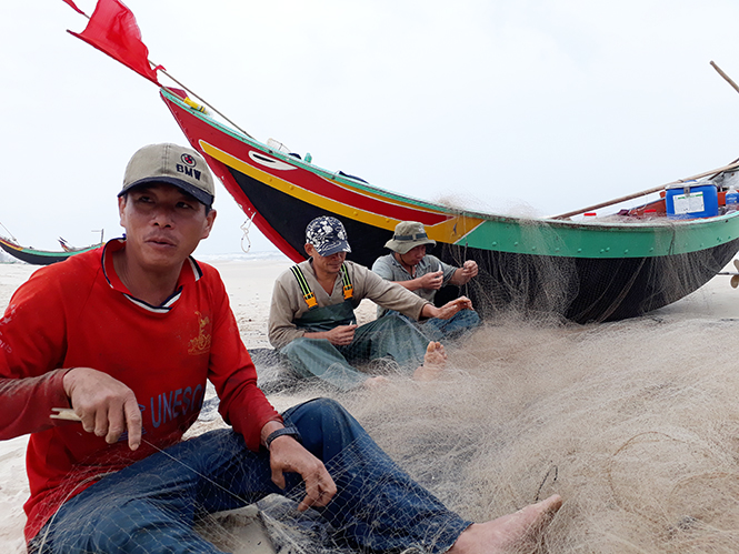 Ngư dân Ngư Thủy Nam chuẩn bị ngư lưới cụ để ra khơi trong mùa biển động.