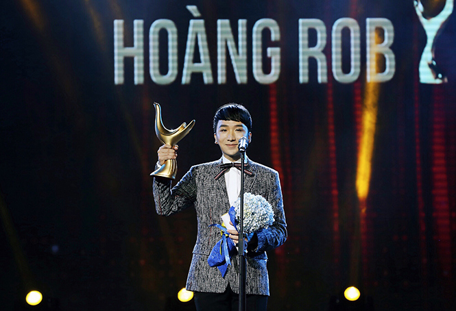 Trương Nhật Hoàng nhận giải Nghệ sĩ mới của năm trong lễ trao giải âm nhạc Cống Hiến lần thứ 12 năm 2017.