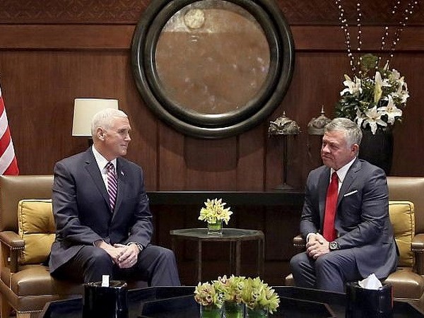 Quốc vương Jordan Abdullah II (phải) tiếp tiếp Phó Tổng thống Mỹ Mike Pence. (Nguồn: AP)