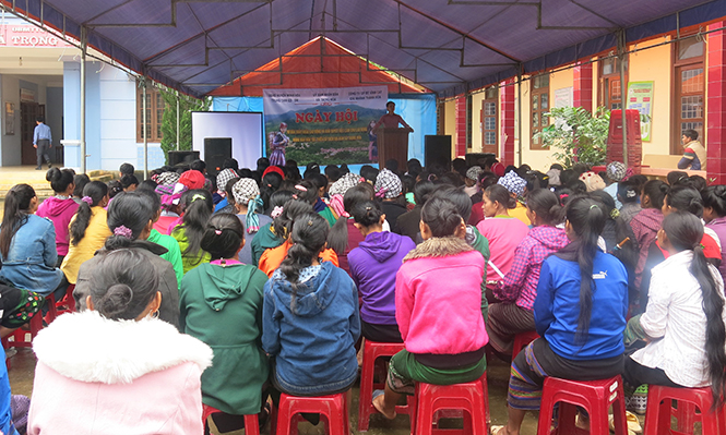 Một buổi tuyên truyền XKLĐ tại huyện Minh Hóa.