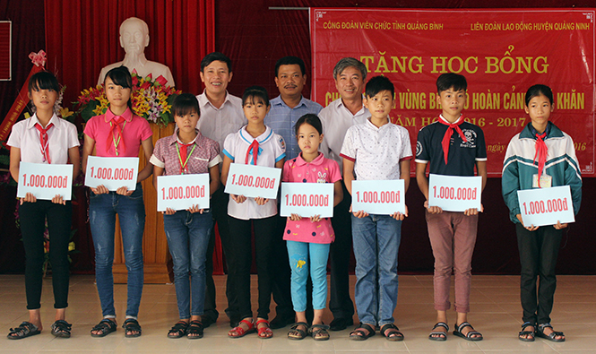 Công đoàn huyện Quảng Ninh đồng hành cùng học sinh khó khăn vùng biển xã Hải Ninh.