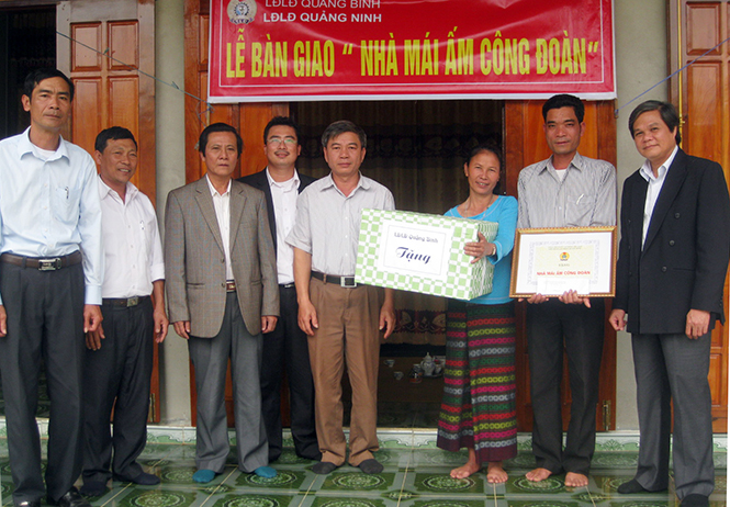 Công đoàn huyện Quảng Ninh phối hợp trao mái ấm công đoàn cho đồng bào dân tộc thiểu số ở xã Trường Xuân.