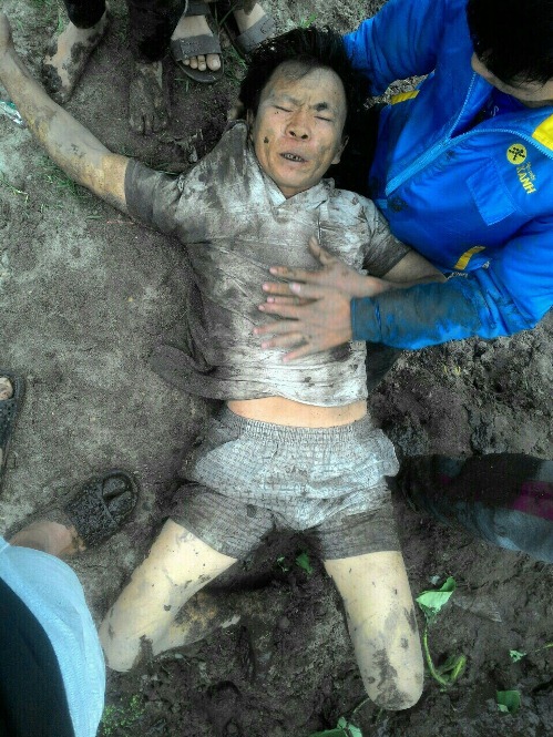 Ông Phạm Văn Tài, thôn Tú Loan 3, xã Quảng Hưng, Quảng Trạch bị hành hung ngất xỉu tại chỗ vào chiều ngày 21 -1. (Ảnh: Gia đình nạn nhân cung cấp)
