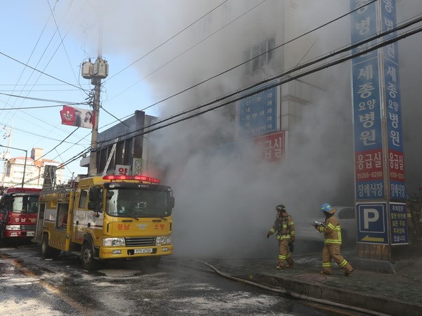 Lực lượng cứu hỏa nỗ lực dập lửa tại hiện trường vụ cháy bệnh Sejong ở Miryang, Hàn Quốc ngày 26-1. (Nguồn: Yonhap/TTXVN)
