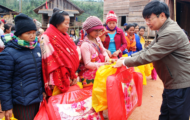 Trao quà Tết cho đồng bào dân tộc Ma Coong ở xã biên giới Thượng Trạch.