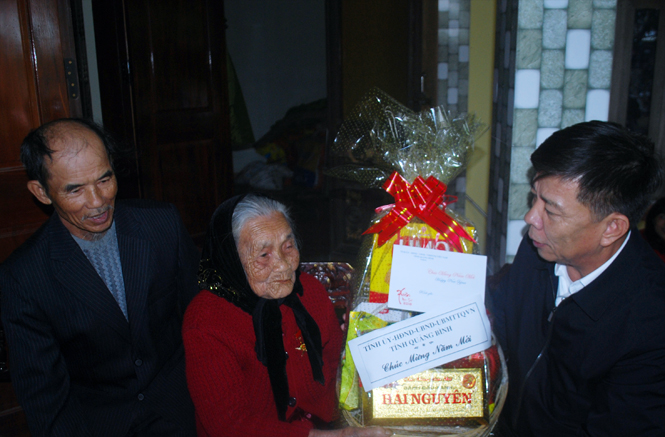 Đồng chí Nguyễn Hữu Hoài, Chủ tịch UBND tỉnh thăm và tặng quà Mẹ Việt Nam anh hùng Đinh Thị Sở.