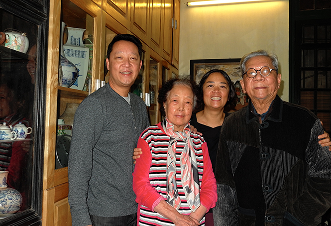  Nhạc sĩ Hoàng Vân bên gia đình trong một lần con trai về thăm nhà, vào tháng 1-2018. (Ảnh: gia đình cung cấp)